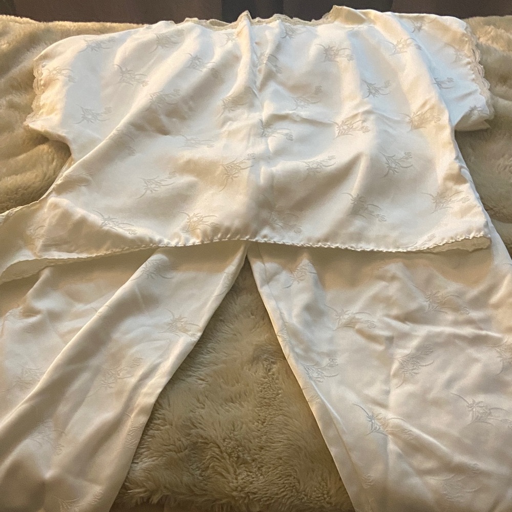 Elegant White Women's Sleepwear Set
